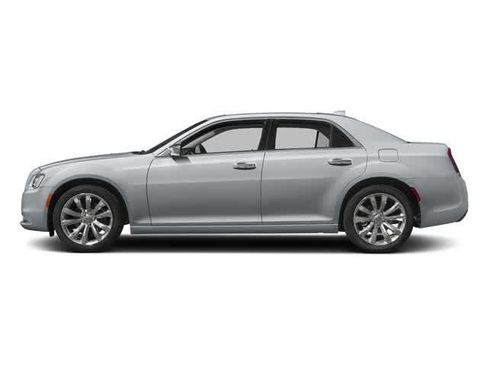 Used 2016 Chrysler 300 C image 2