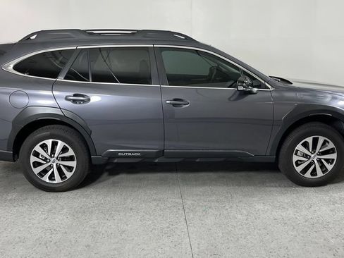 Used 2025 Subaru Outback Premium AWD/4WD image 2