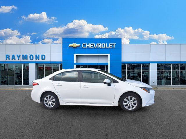 Used 2022 Toyota Corolla LE FWD image 2