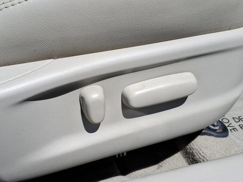 Used 2011 Toyota Camry XLE w/ SE/XLE Extra-Value Pkg FWD image 10