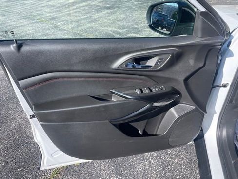 Used 2025 Chevrolet Trax RS FWD image 9