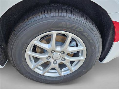 New 2027 Chrysler Pacifica Select FWD image 10