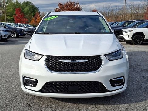 Used 2024 Chrysler Pacifica Touring-L image 2