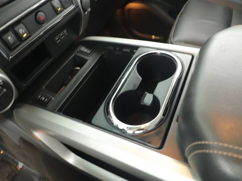 Used 2019 Nissan Titan SL image 17