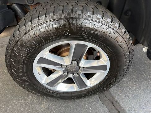 Used 2019 Jeep Wrangler Unlimited Sahara w/ Dual Top Group AWD/4WD image 12