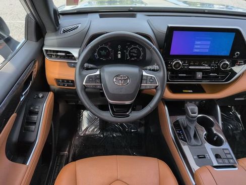 Certified 2024 Toyota Highlander Platinum FWD image 16