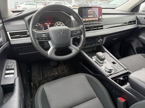 Used 2022 Mitsubishi Outlander ES image 11