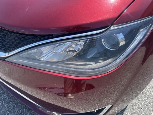 Used 2017 Chrysler Pacifica Touring-L FWD image 11