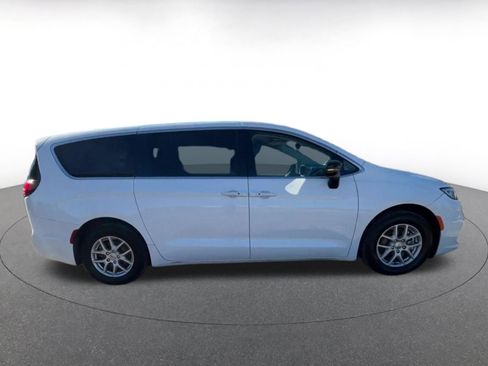 Used 2024 Chrysler Pacifica Touring-L image 18