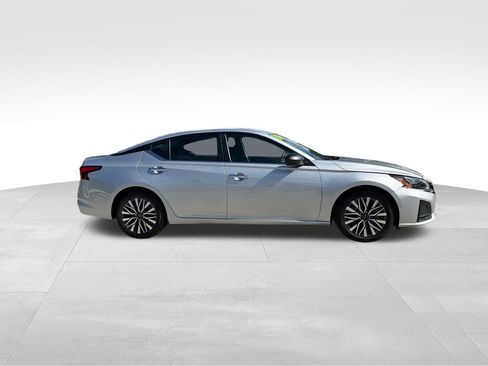 Used 2024 Nissan Altima 2.5 SV FWD image 8
