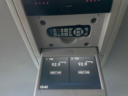 Used 2015 Chrysler Town & Country Touring image 21