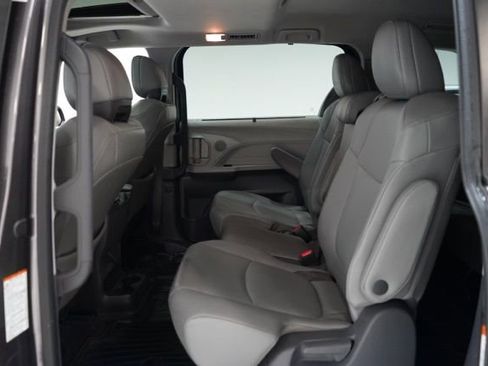 Used 2021 Toyota Sienna XLE image 31