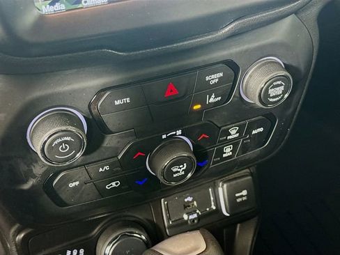 Used 2022 Jeep Renegade Latitude image 19