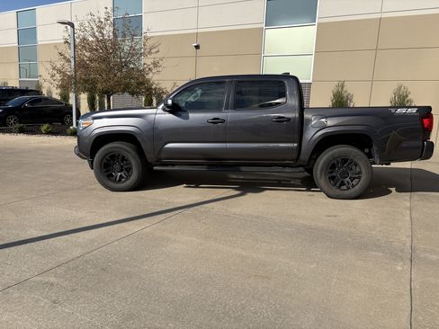 Used 2020 Toyota Tacoma SR w/ SR Convenience Package image 27