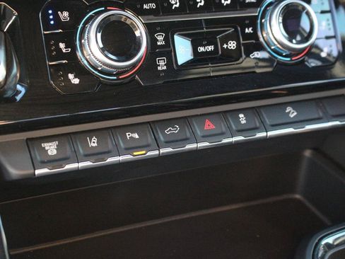 Used 2024 GMC Sierra 2500 AT4 w/ AT4 Premium Plus Package AWD/4WD image 29