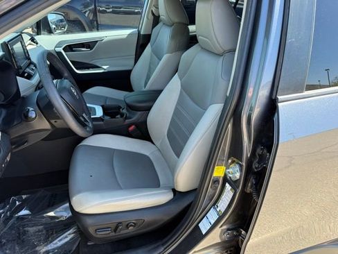 Used 2021 Toyota RAV4 XLE Premium AWD/4WD image 32