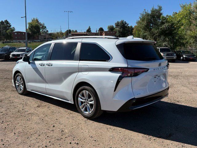 Used 2022 Toyota Sienna Limited AWD/4WD image 3