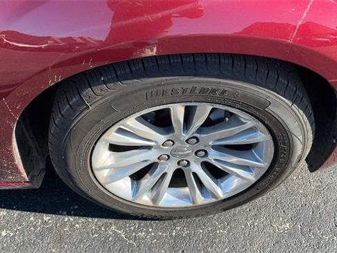 Used 2018 Chrysler 300 Touring L image 25