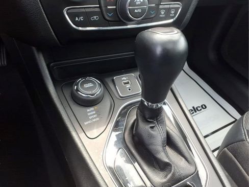 Used 2022 Jeep Cherokee Latitude Lux w/ Sun & Sound Group AWD/4WD image 20