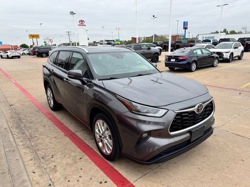 Used 2021 Toyota Highlander Limited image 2