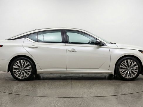 Used 2025 Nissan Altima 2.5 SV image 11