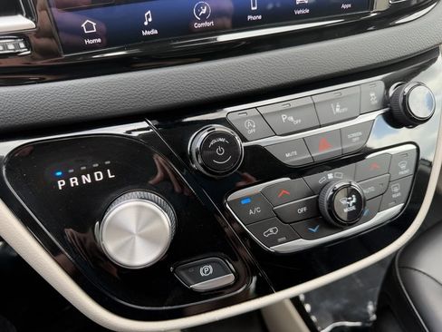 Used 2023 Chrysler Pacifica Touring-L FWD image 33