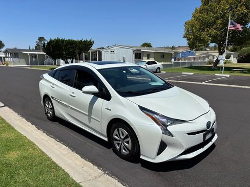 Used 2018 Toyota Prius Four w/ Advanced Technology Package FWD image 4
