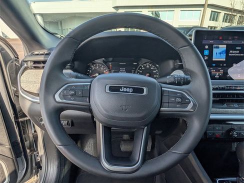 Used 2024 Jeep Compass Latitude image 10