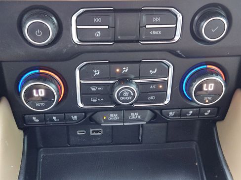 Used 2021 Chevrolet Tahoe Premier w/ Premium Package image 15