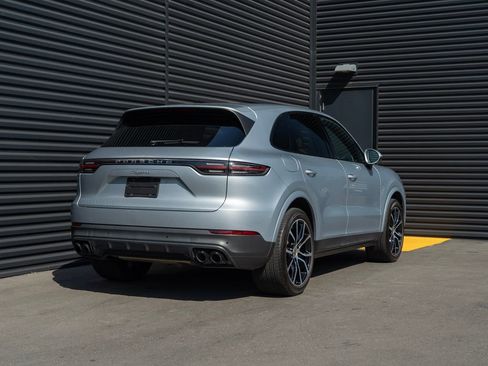 Used 2023 Porsche Cayenne AWD/4WD image 9