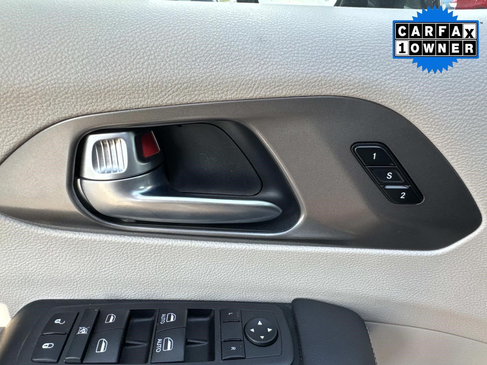 Used 2024 Chrysler Pacifica Touring-L FWD image 19