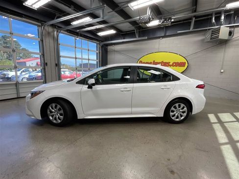 Used 2022 Toyota Corolla LE FWD image 2