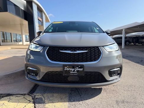 Used 2025 Chrysler Pacifica Select FWD image 2