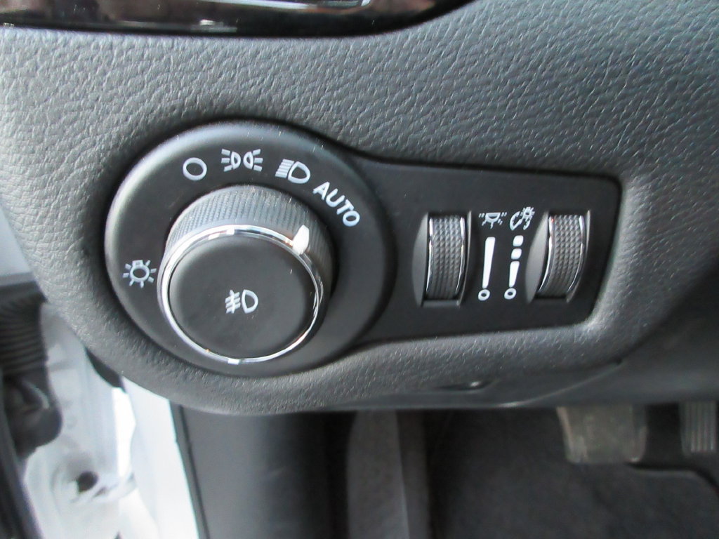 Used 2021 Jeep Cherokee Latitude Plus AWD/4WD image 22