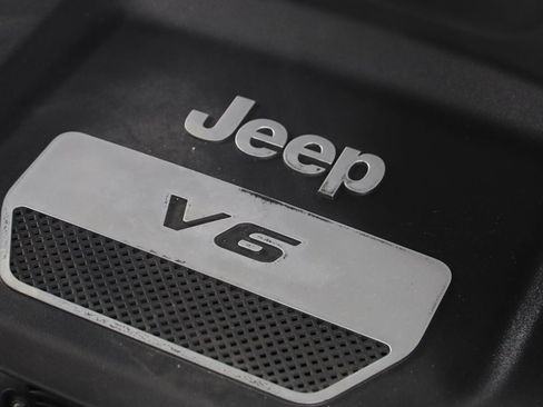 Used 2016 Jeep Wrangler Unlimited Sahara image 17