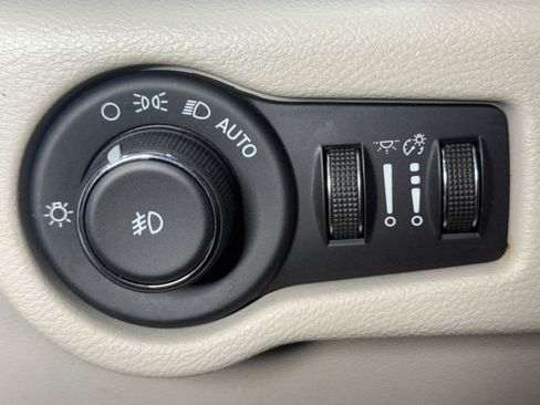 Used 2018 Chrysler Pacifica Touring-L w/ Premium Audio Group FWD image 22