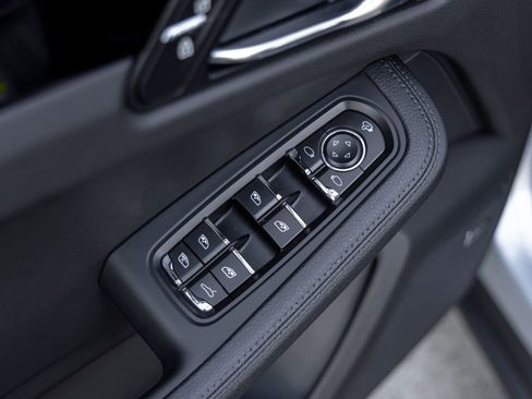 Certified 2025 Porsche Macan AWD/4WD image 23
