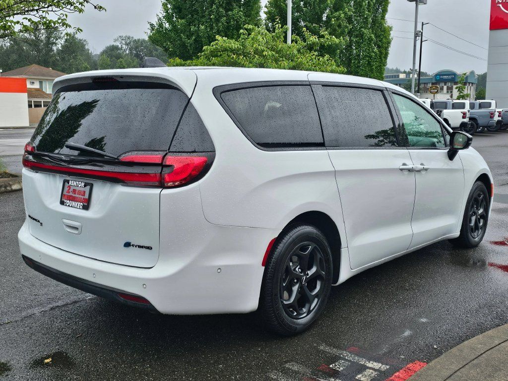 Used 2024 Chrysler Pacifica Limited FWD image 5