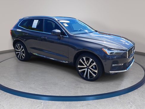 Used 2023 Volvo XC60 B5 Ultimate w/ Climate Package FWD image 3