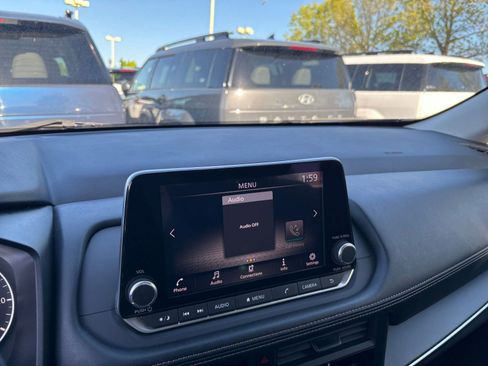 Used 2024 Nissan Rogue S AWD/4WD image 18