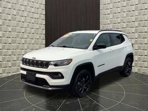 Certified 2025 Jeep Compass Latitude w/ Convenience Group AWD/4WD image 8