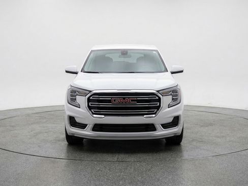 Used 2024 GMC Terrain SLT AWD/4WD image 2