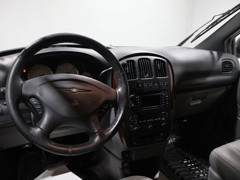 Used 2004 Chrysler Town & Country Limited image 3
