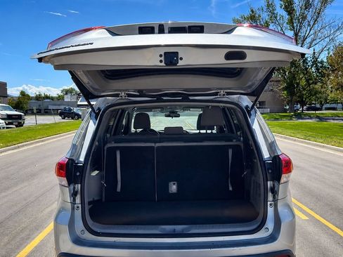 Used 2018 Toyota Highlander LE FWD image 5