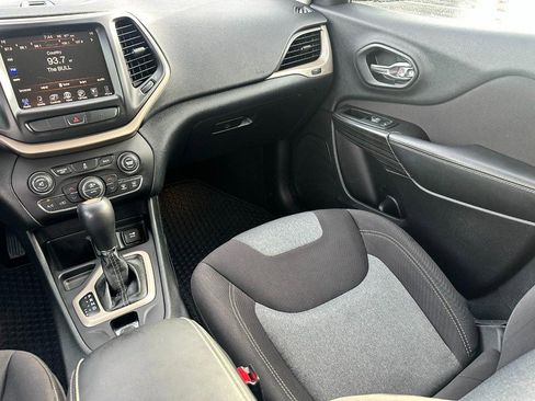 Used 2014 Jeep Cherokee Latitude w/ Comfort/Convenience Group FWD image 16
