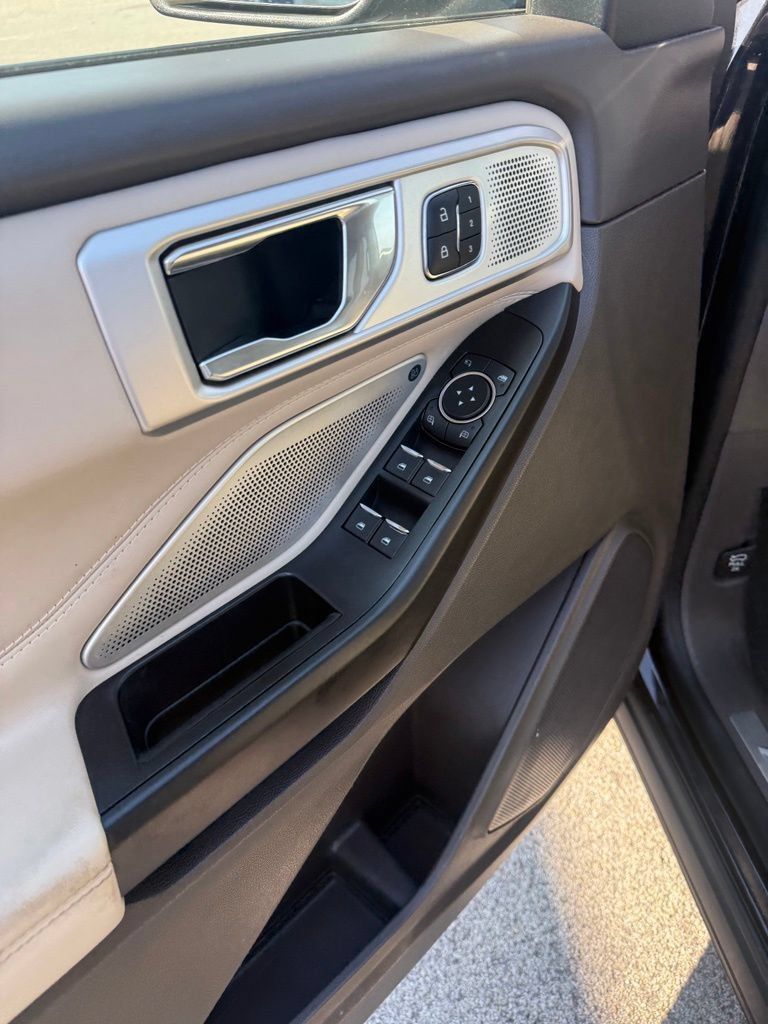 Used 2020 Ford Explorer Platinum w/ Premium Technology Package AWD/4WD image 10