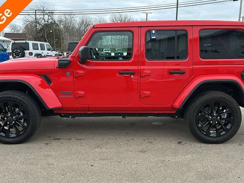 Used 2025 Jeep Wrangler Unlimited Sahara w/ Safety Group AWD/4WD image 4