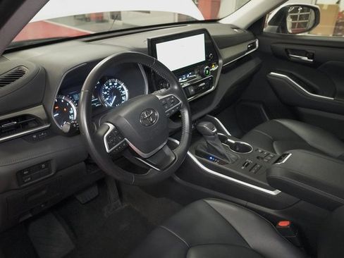 Used 2023 Toyota Highlander XLE image 12