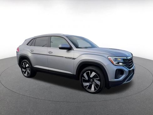 Used 2025 Volkswagen Atlas Cross Sport SE image 2