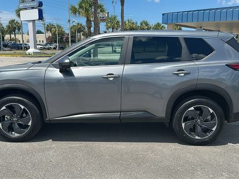 Used 2024 Nissan Rogue SV AWD/4WD image 2